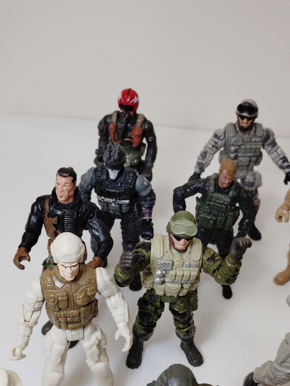 24! Military Action Figures Set - Assorted Green, Tan, White, Black And Weapons - Picture 2 of 12
